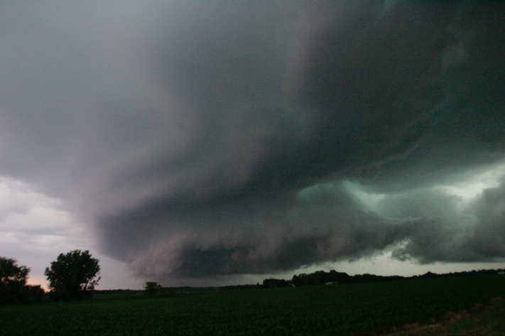 Destructive derecho, a line of storms with 100 mph winds, slams Chicago and Midwest